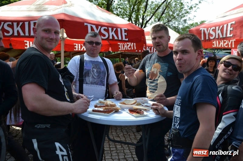 Zdjęcie w galerii na portalu naszraciborz.pl: Motocykliści opanowali raciborski zamek wiadomości z regionu