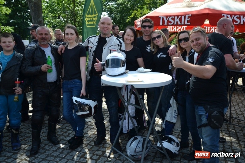 Zdjęcie w galerii na portalu naszraciborz.pl: Motocykliści opanowali raciborski zamek wiadomości z regionu