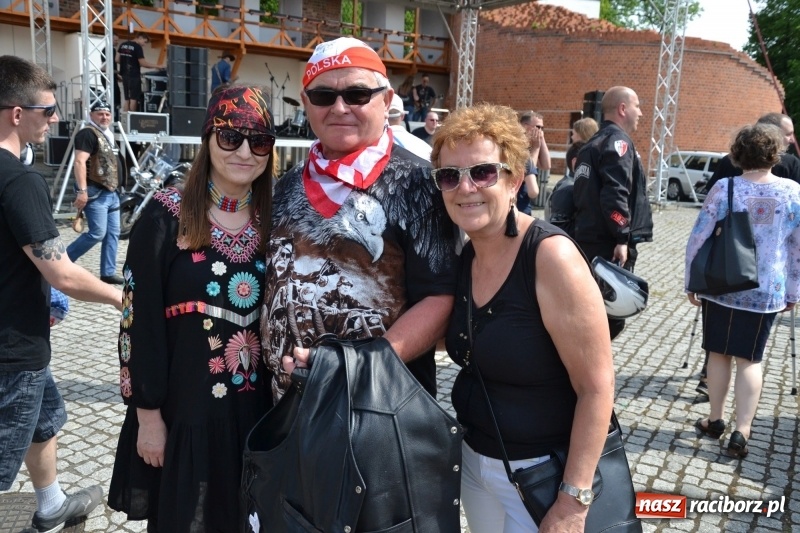 Zdjęcie w galerii na portalu naszraciborz.pl: Motocykliści opanowali raciborski zamek wiadomości z regionu