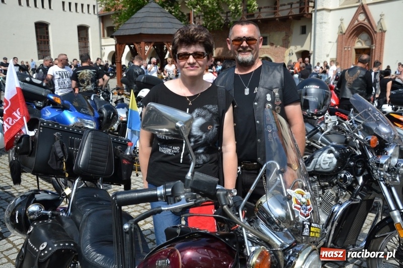 Zdjęcie w galerii na portalu naszraciborz.pl: Motocykliści opanowali raciborski zamek wiadomości z regionu