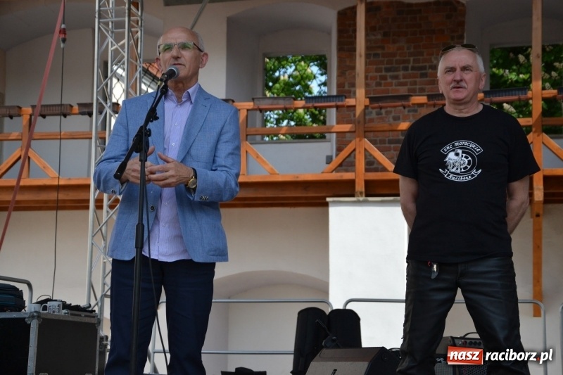 Zdjęcie w galerii na portalu naszraciborz.pl: Motocykliści opanowali raciborski zamek wiadomości z regionu