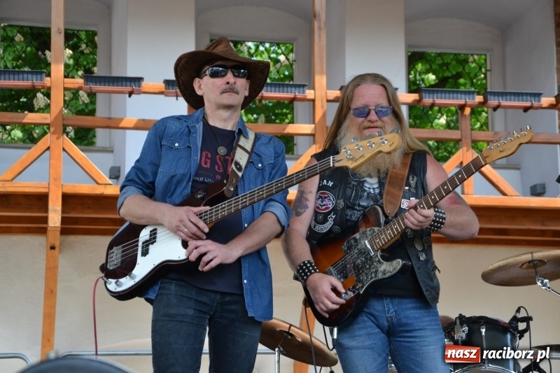 Zdjęcie w galerii na portalu naszraciborz.pl: Motocykliści opanowali raciborski zamek wiadomości z regionu