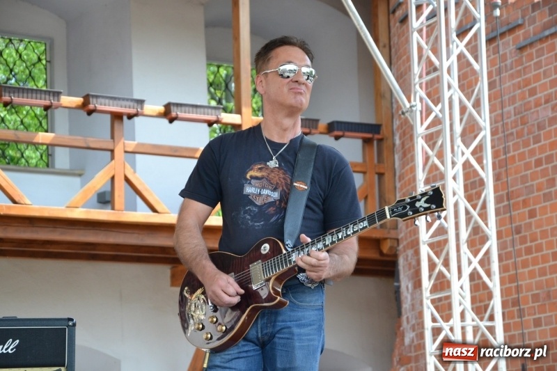 Zdjęcie w galerii na portalu naszraciborz.pl: Motocykliści opanowali raciborski zamek wiadomości z regionu