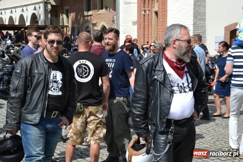 Zdjęcie w galerii na portalu naszraciborz.pl: Motocykliści opanowali raciborski zamek wiadomości z regionu