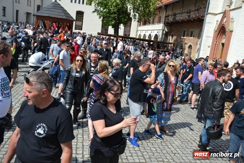 Zdjęcie w galerii na portalu naszraciborz.pl: Motocykliści opanowali raciborski zamek wiadomości z regionu