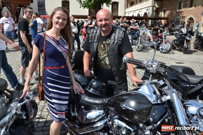 Zdjęcie w galerii na portalu naszraciborz.pl: Motocykliści opanowali raciborski zamek wiadomości z regionu