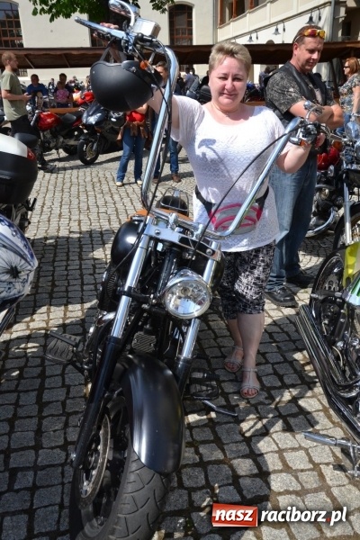 Zdjęcie w galerii na portalu naszraciborz.pl: Motocykliści opanowali raciborski zamek wiadomości z regionu