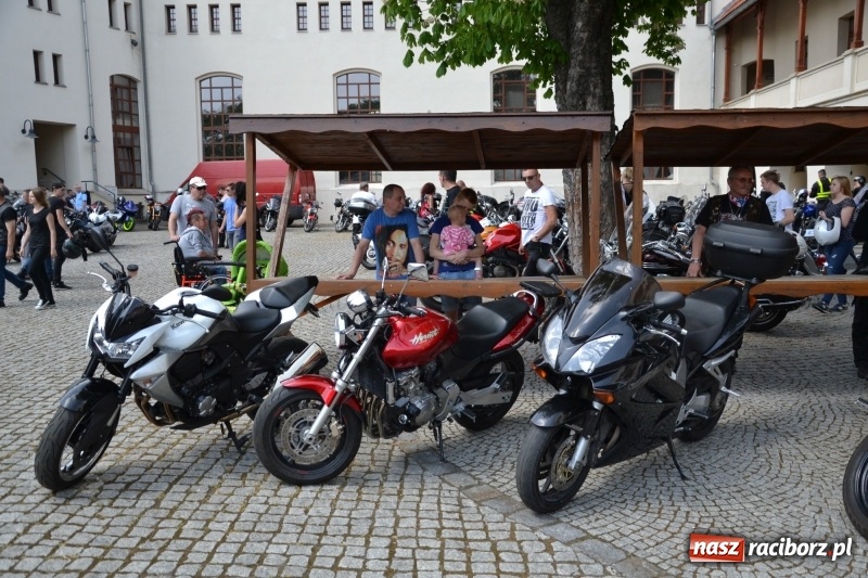 Zdjęcie w galerii na portalu naszraciborz.pl: Motocykliści opanowali raciborski zamek wiadomości z regionu
