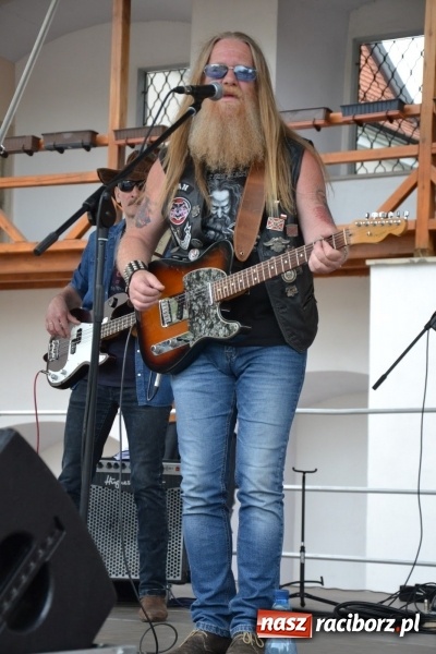 Zdjęcie w galerii na portalu naszraciborz.pl: Motocykliści opanowali raciborski zamek wiadomości z regionu