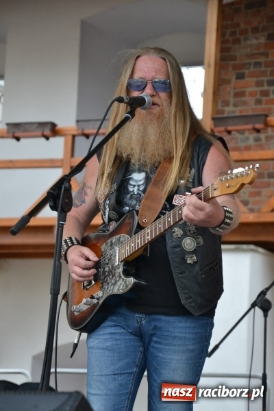 Zdjęcie w galerii na portalu naszraciborz.pl: Motocykliści opanowali raciborski zamek wiadomości z regionu