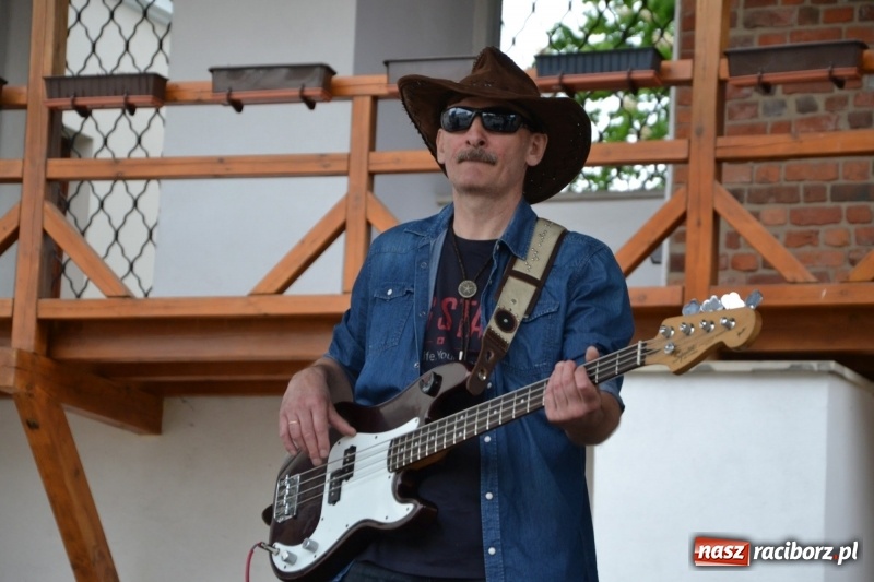 Zdjęcie w galerii na portalu naszraciborz.pl: Motocykliści opanowali raciborski zamek wiadomości z regionu