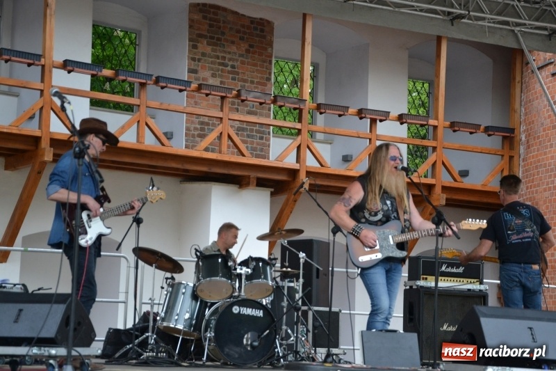 Zdjęcie w galerii na portalu naszraciborz.pl: Motocykliści opanowali raciborski zamek wiadomości z regionu