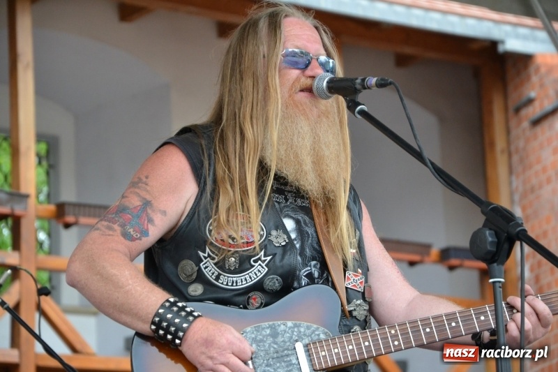 Zdjęcie w galerii na portalu naszraciborz.pl: Motocykliści opanowali raciborski zamek wiadomości z regionu