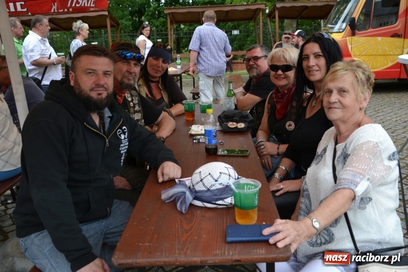 Zdjęcie w galerii na portalu naszraciborz.pl: Motocykliści opanowali raciborski zamek wiadomości z regionu