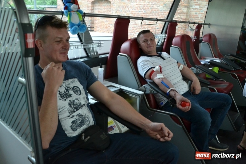 Zdjęcie w galerii na portalu naszraciborz.pl: Motocykliści opanowali raciborski zamek wiadomości z regionu