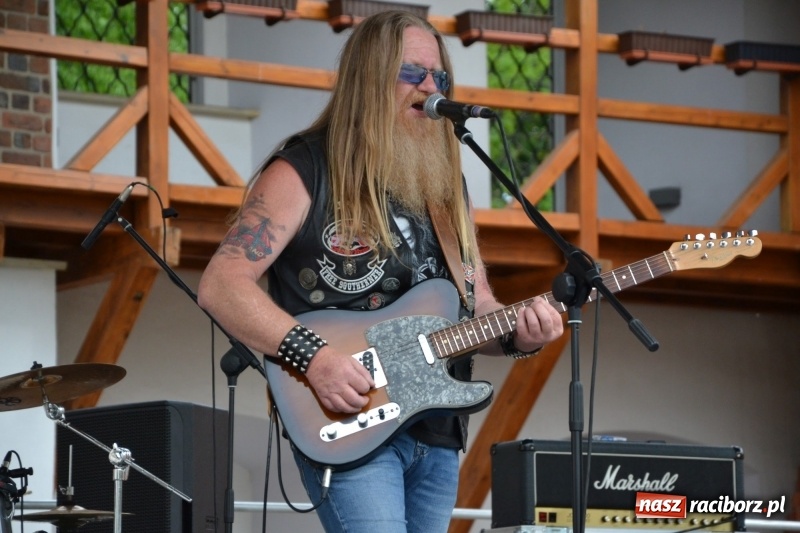 Zdjęcie w galerii na portalu naszraciborz.pl: Motocykliści opanowali raciborski zamek wiadomości z regionu