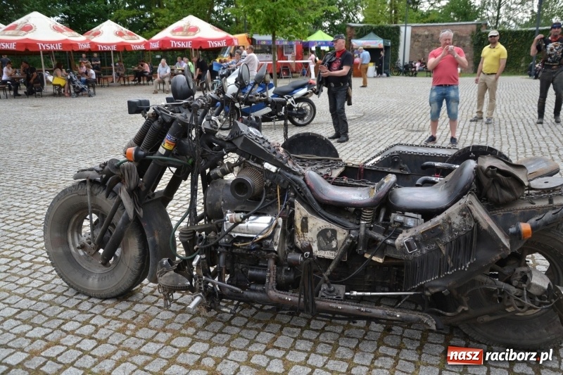 Zdjęcie w galerii na portalu naszraciborz.pl: Motocykliści opanowali raciborski zamek wiadomości z regionu