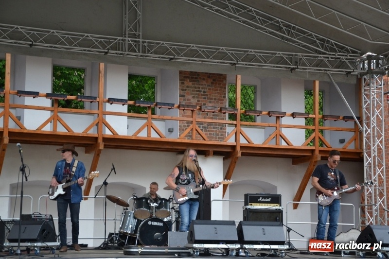 Zdjęcie w galerii na portalu naszraciborz.pl: Motocykliści opanowali raciborski zamek wiadomości z regionu