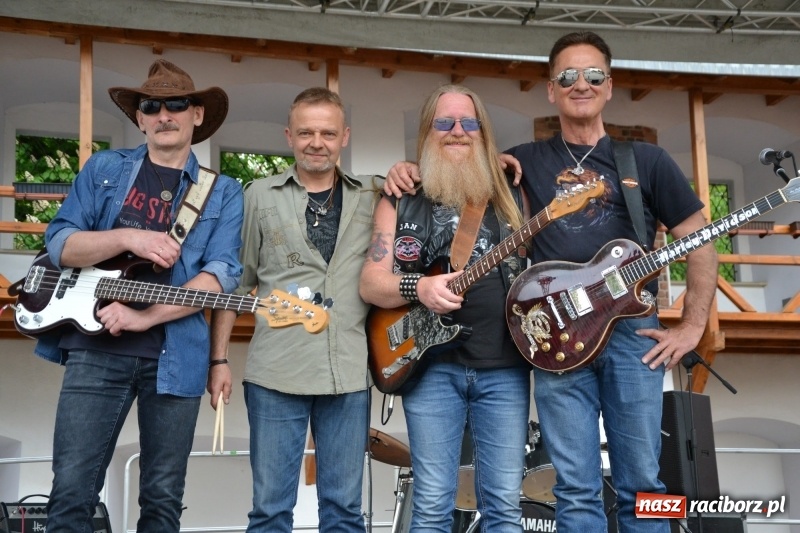 Zdjęcie w galerii na portalu naszraciborz.pl: Motocykliści opanowali raciborski zamek wiadomości z regionu
