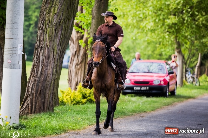 Zdjęcie w galerii na portalu naszraciborz.pl: Konny korowód podczas drugiego dnia majówki w Kornicach wiadomości z regionu