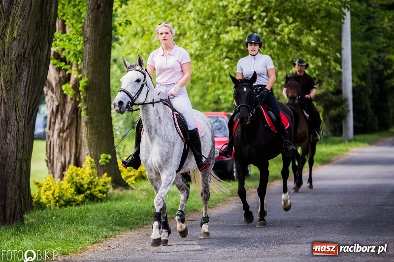 Zdjęcie w galerii na portalu naszraciborz.pl: Konny korowód podczas drugiego dnia majówki w Kornicach wiadomości z regionu