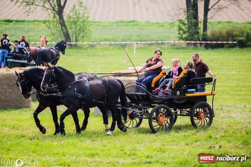 Zdjęcie w galerii na portalu naszraciborz.pl: Konny korowód podczas drugiego dnia majówki w Kornicach wiadomości z regionu