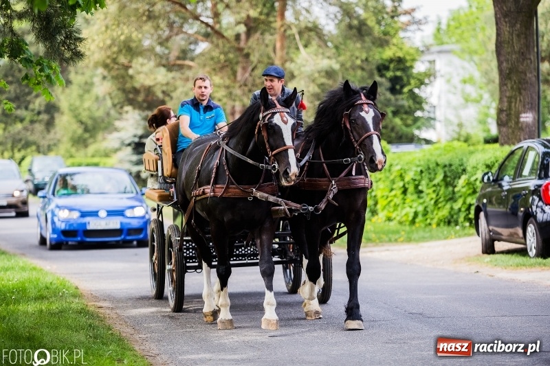Zdjęcie w galerii na portalu naszraciborz.pl: Konny korowód podczas drugiego dnia majówki w Kornicach wiadomości z regionu