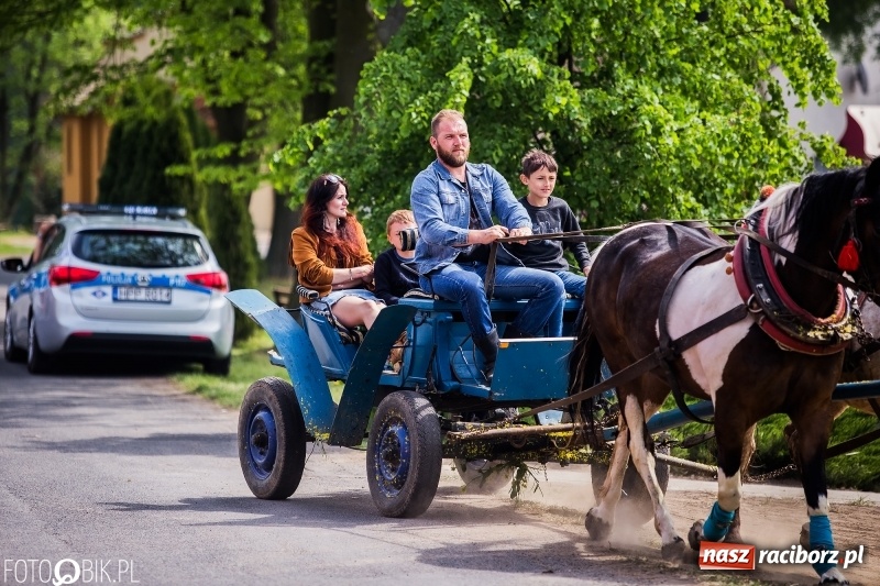 Zdjęcie w galerii na portalu naszraciborz.pl: Konny korowód podczas drugiego dnia majówki w Kornicach wiadomości z regionu