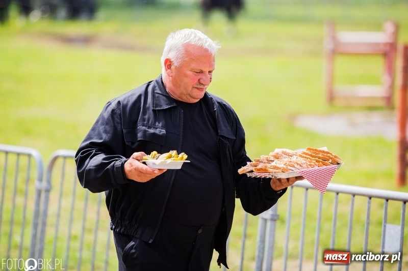 Zdjęcie w galerii na portalu naszraciborz.pl: Konny korowód podczas drugiego dnia majówki w Kornicach wiadomości z regionu