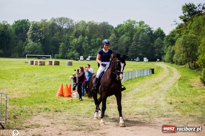Zdjęcie w galerii na portalu naszraciborz.pl: Konny korowód podczas drugiego dnia majówki w Kornicach wiadomości z regionu