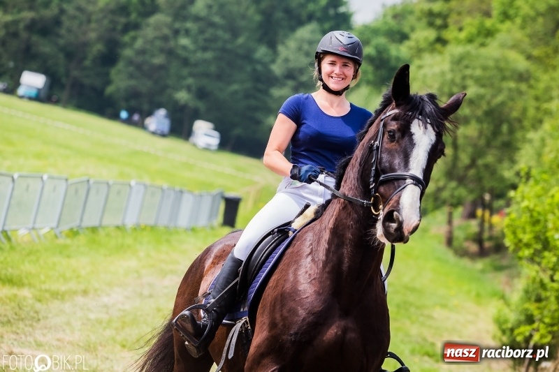 Zdjęcie w galerii na portalu naszraciborz.pl: Konny korowód podczas drugiego dnia majówki w Kornicach wiadomości z regionu