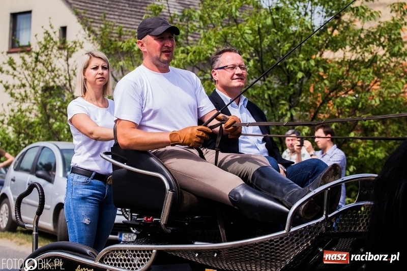 Zdjęcie w galerii na portalu naszraciborz.pl: Konny korowód podczas drugiego dnia majówki w Kornicach wiadomości z regionu