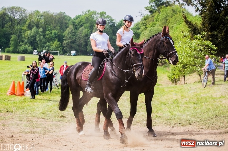 Zdjęcie w galerii na portalu naszraciborz.pl: Konny korowód podczas drugiego dnia majówki w Kornicach wiadomości z regionu