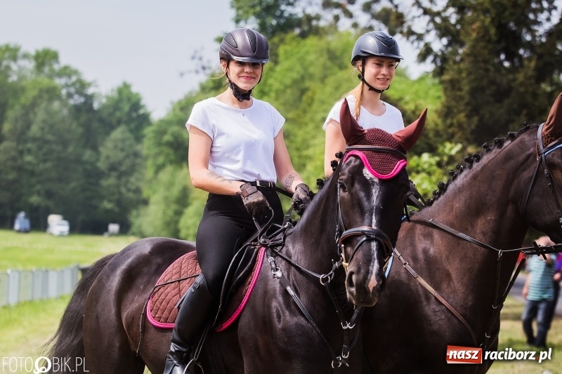 Zdjęcie w galerii na portalu naszraciborz.pl: Konny korowód podczas drugiego dnia majówki w Kornicach wiadomości z regionu