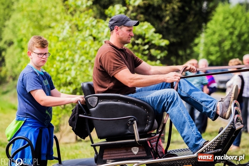 Zdjęcie w galerii na portalu naszraciborz.pl: Konny korowód podczas drugiego dnia majówki w Kornicach wiadomości z regionu