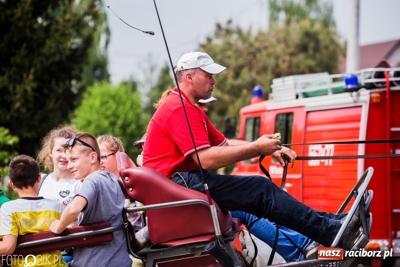 Zdjęcie w galerii na portalu naszraciborz.pl: Konny korowód podczas drugiego dnia majówki w Kornicach wiadomości z regionu