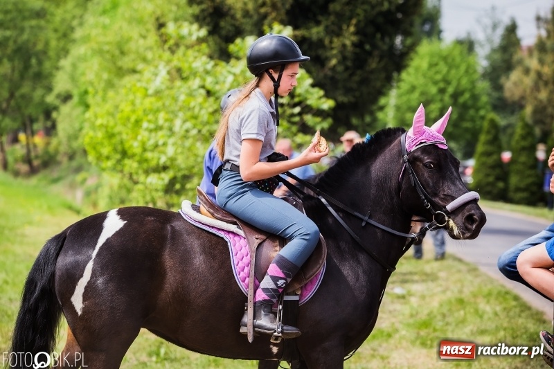 Zdjęcie w galerii na portalu naszraciborz.pl: Konny korowód podczas drugiego dnia majówki w Kornicach wiadomości z regionu