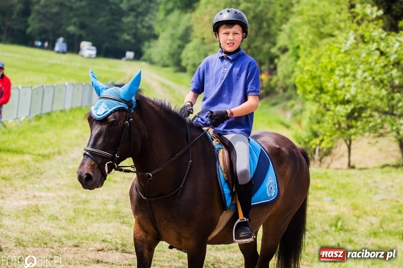 Zdjęcie w galerii na portalu naszraciborz.pl: Konny korowód podczas drugiego dnia majówki w Kornicach wiadomości z regionu