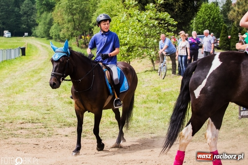 Zdjęcie w galerii na portalu naszraciborz.pl: Konny korowód podczas drugiego dnia majówki w Kornicach wiadomości z regionu