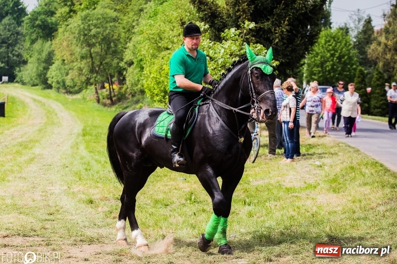 Zdjęcie w galerii na portalu naszraciborz.pl: Konny korowód podczas drugiego dnia majówki w Kornicach wiadomości z regionu