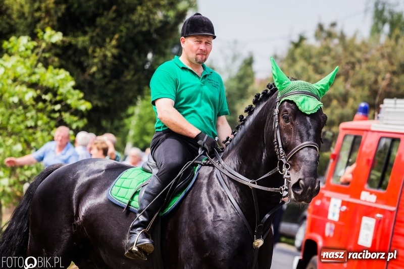 Zdjęcie w galerii na portalu naszraciborz.pl: Konny korowód podczas drugiego dnia majówki w Kornicach wiadomości z regionu