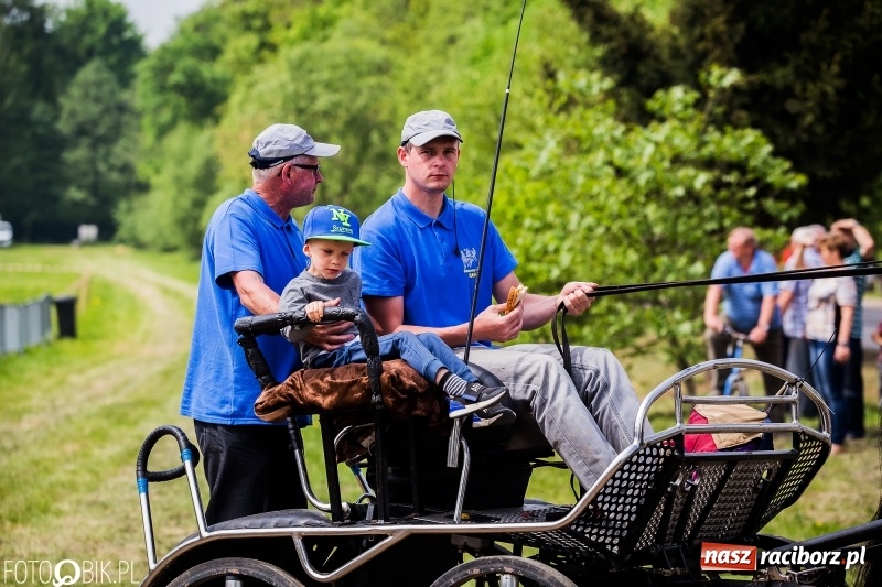 Zdjęcie w galerii na portalu naszraciborz.pl: Konny korowód podczas drugiego dnia majówki w Kornicach wiadomości z regionu