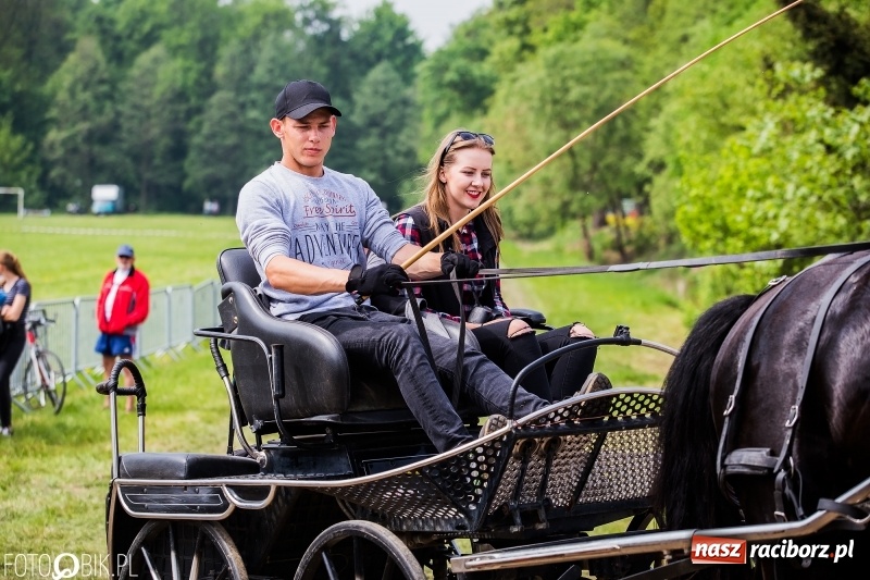 Zdjęcie w galerii na portalu naszraciborz.pl: Konny korowód podczas drugiego dnia majówki w Kornicach wiadomości z regionu