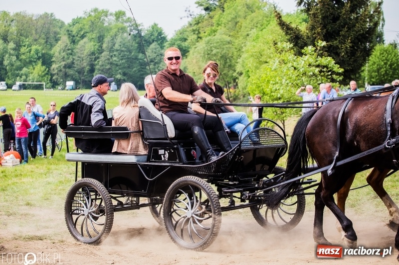 Zdjęcie w galerii na portalu naszraciborz.pl: Konny korowód podczas drugiego dnia majówki w Kornicach wiadomości z regionu