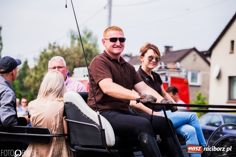 Zdjęcie w galerii na portalu naszraciborz.pl: Konny korowód podczas drugiego dnia majówki w Kornicach wiadomości z regionu