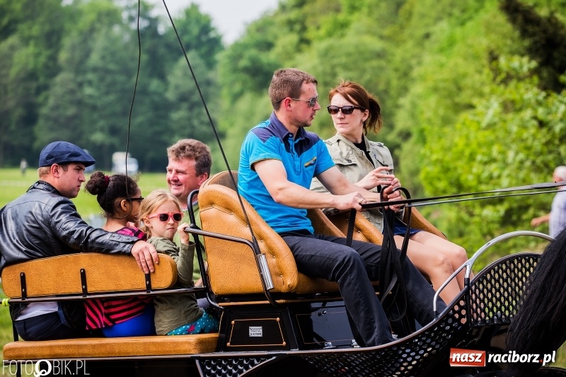 Zdjęcie w galerii na portalu naszraciborz.pl: Konny korowód podczas drugiego dnia majówki w Kornicach wiadomości z regionu