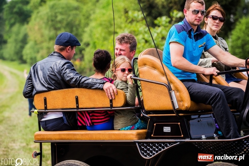 Zdjęcie w galerii na portalu naszraciborz.pl: Konny korowód podczas drugiego dnia majówki w Kornicach wiadomości z regionu