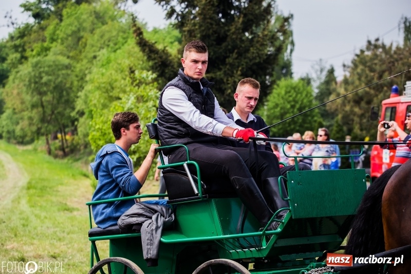 Zdjęcie w galerii na portalu naszraciborz.pl: Konny korowód podczas drugiego dnia majówki w Kornicach wiadomości z regionu