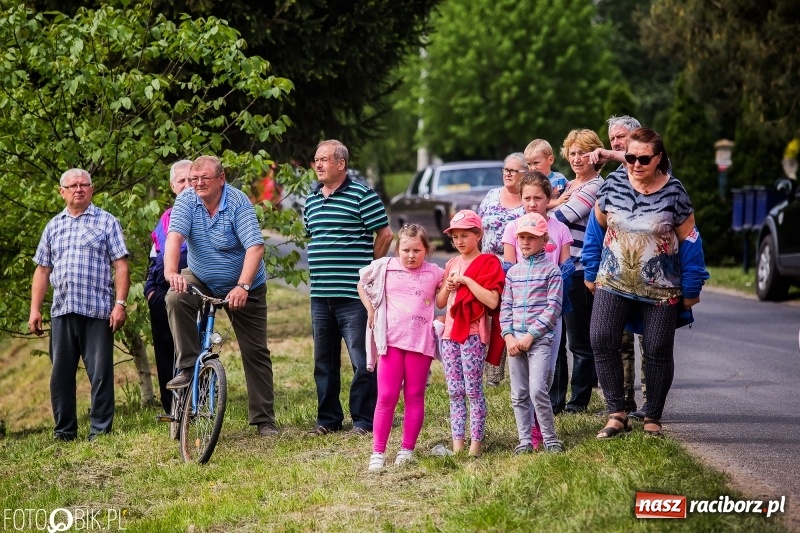 Zdjęcie w galerii na portalu naszraciborz.pl: Konny korowód podczas drugiego dnia majówki w Kornicach wiadomości z regionu