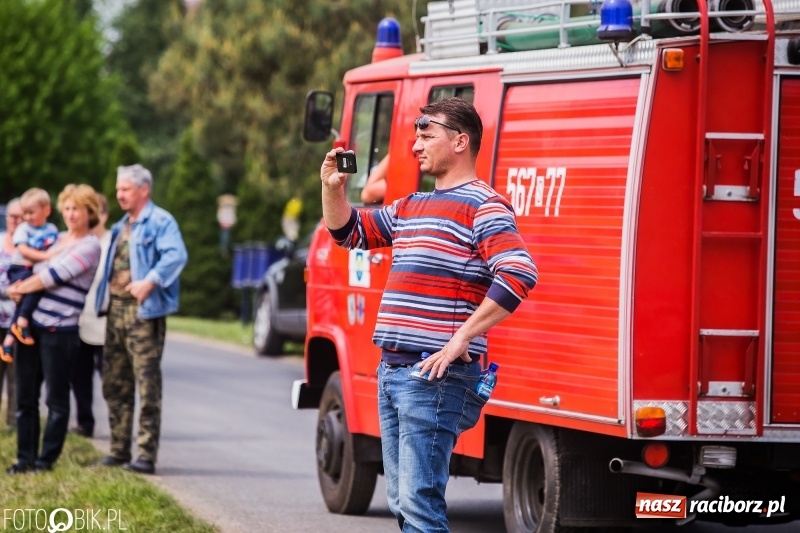 Zdjęcie w galerii na portalu naszraciborz.pl: Konny korowód podczas drugiego dnia majówki w Kornicach wiadomości z regionu